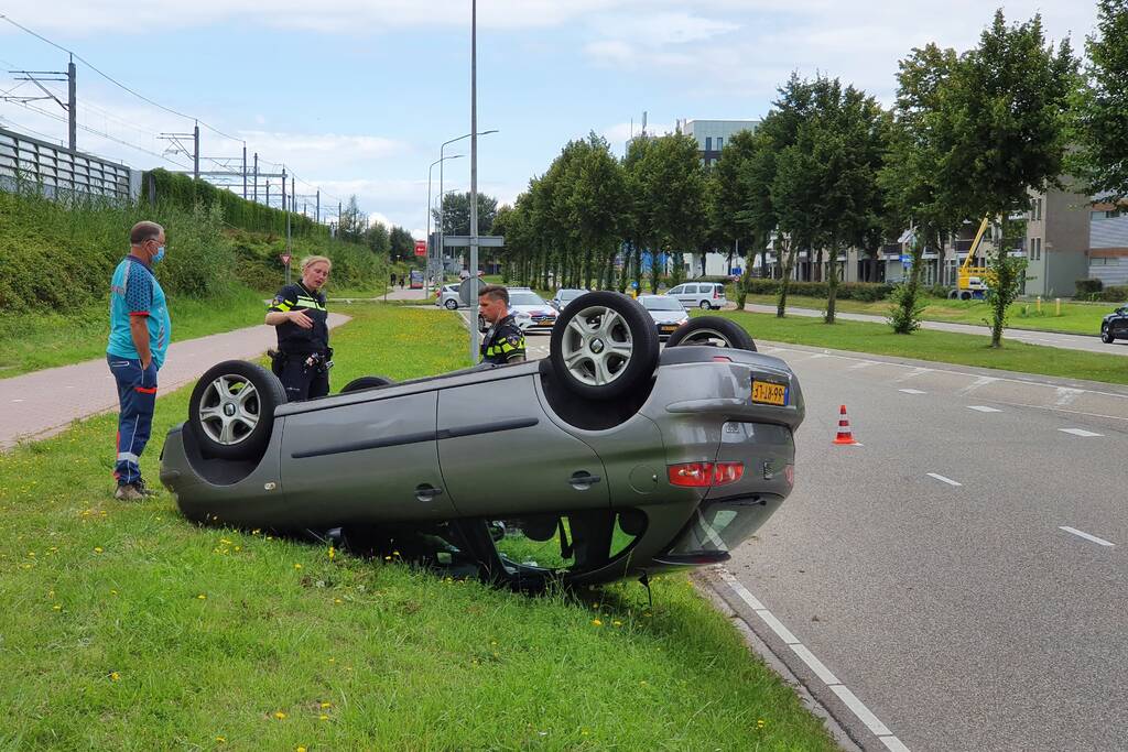 Auto belandt op de kop