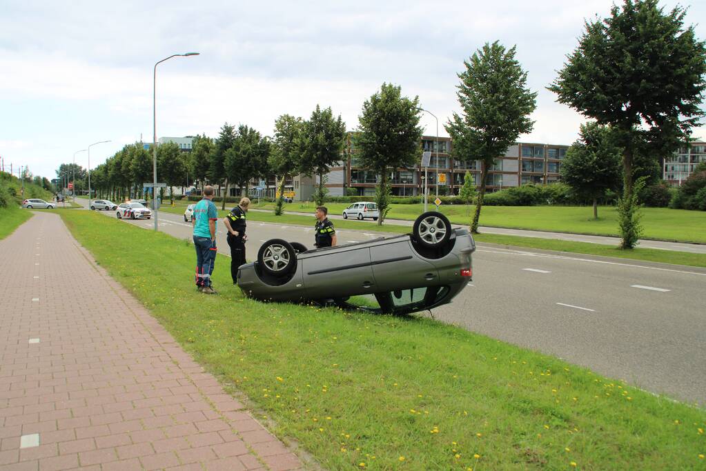 Auto belandt op de kop