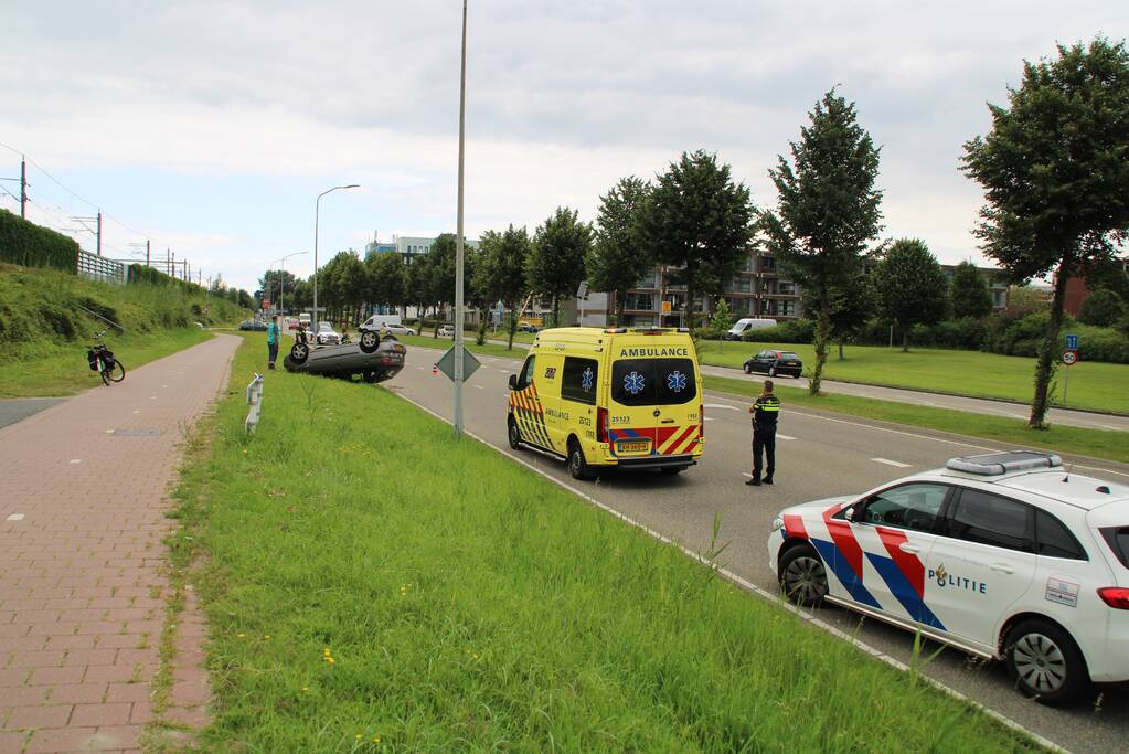 Auto belandt op de kop