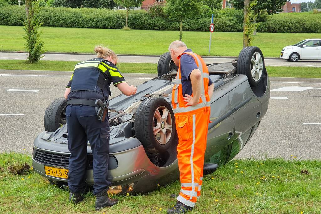 Auto belandt op de kop