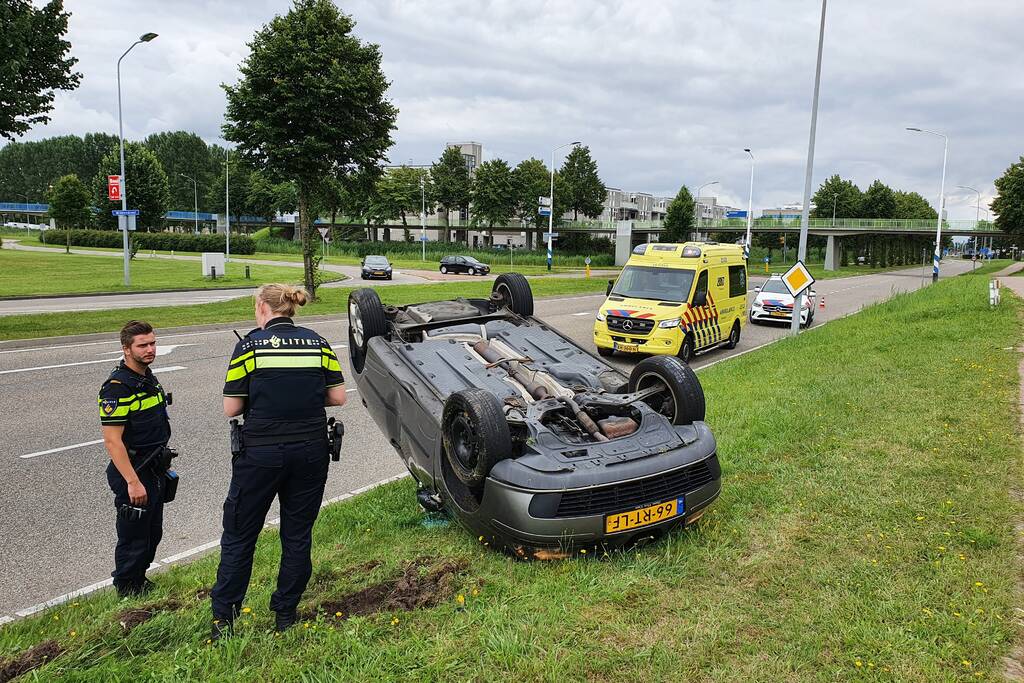 Auto belandt op de kop