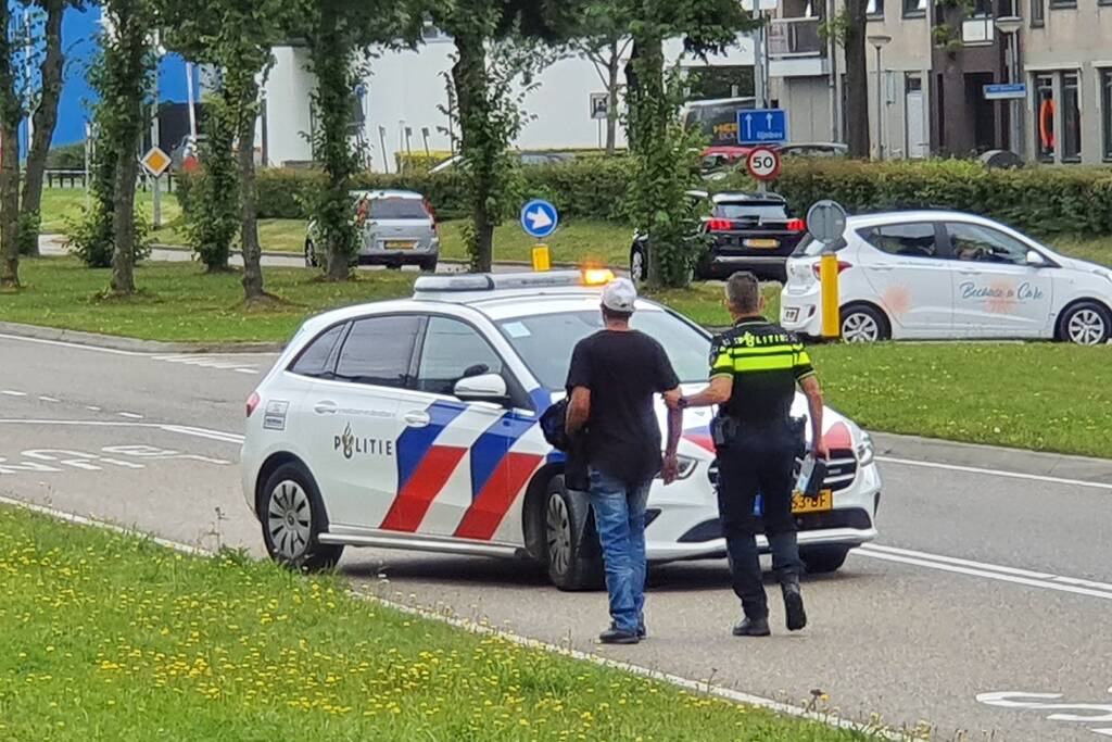 Auto belandt op de kop