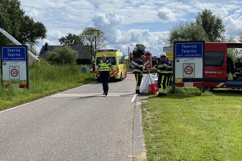 Auto schiet van de weg en belandt ondersteboven in het water