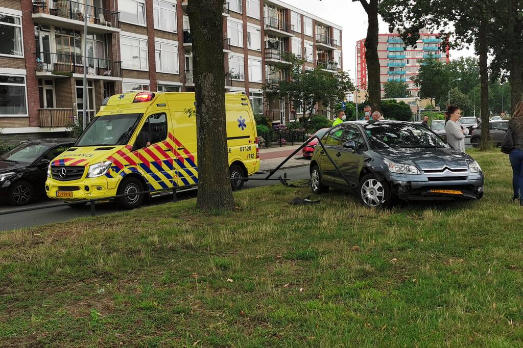 Bestuurder rijdt parkeer versperring aan diggelen