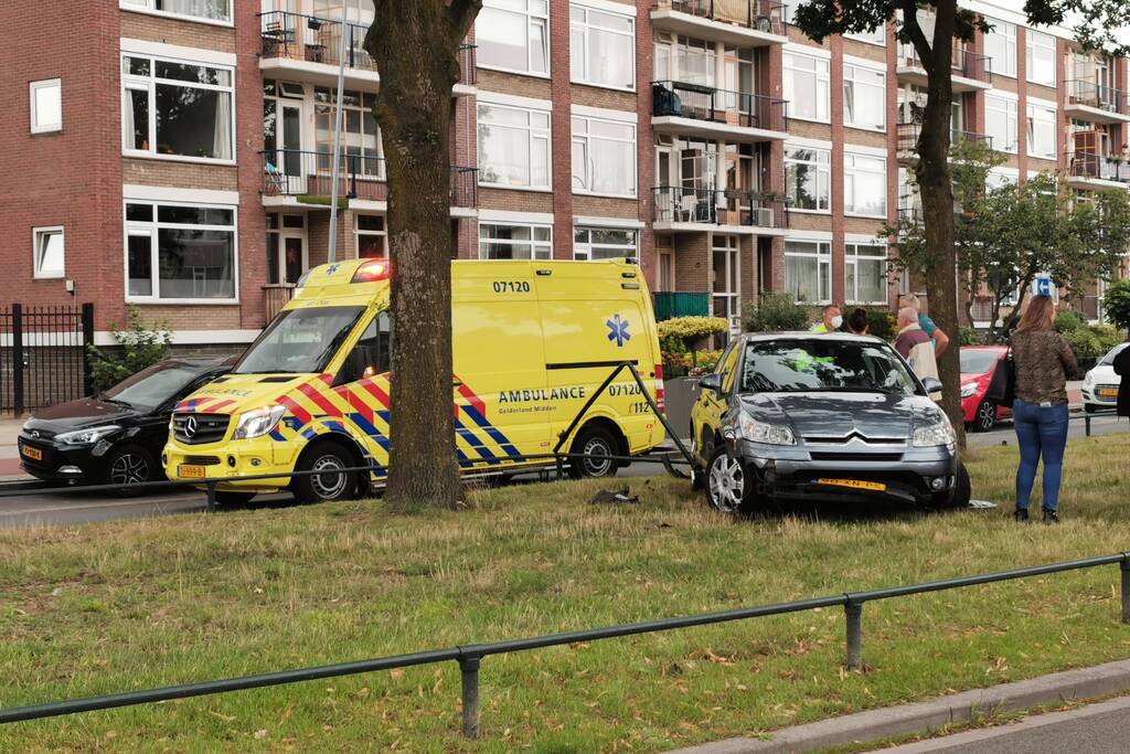 Bestuurder rijdt parkeer versperring aan diggelen