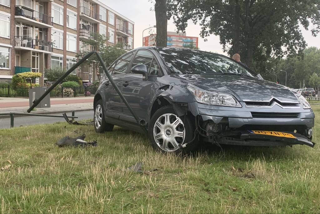 Bestuurder rijdt parkeer versperring aan diggelen