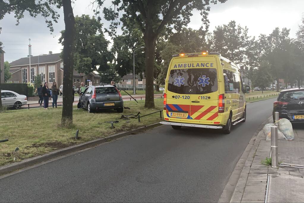 Bestuurder rijdt parkeer versperring aan diggelen