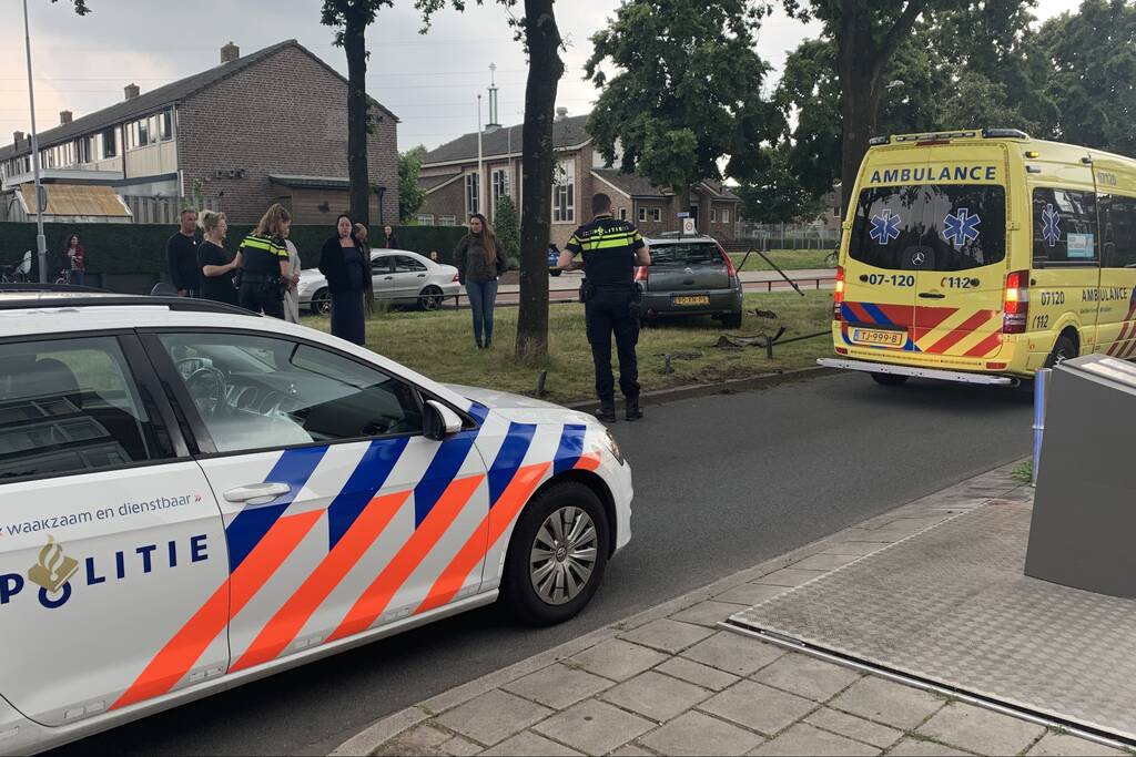 Bestuurder rijdt parkeer versperring aan diggelen
