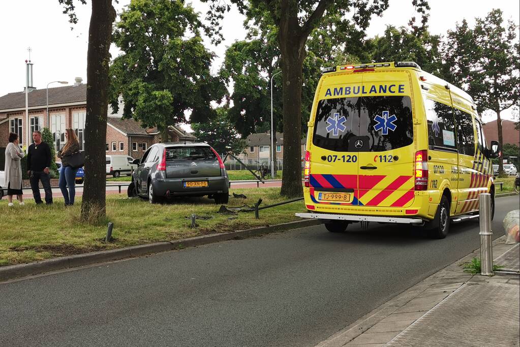 Bestuurder rijdt parkeer versperring aan diggelen
