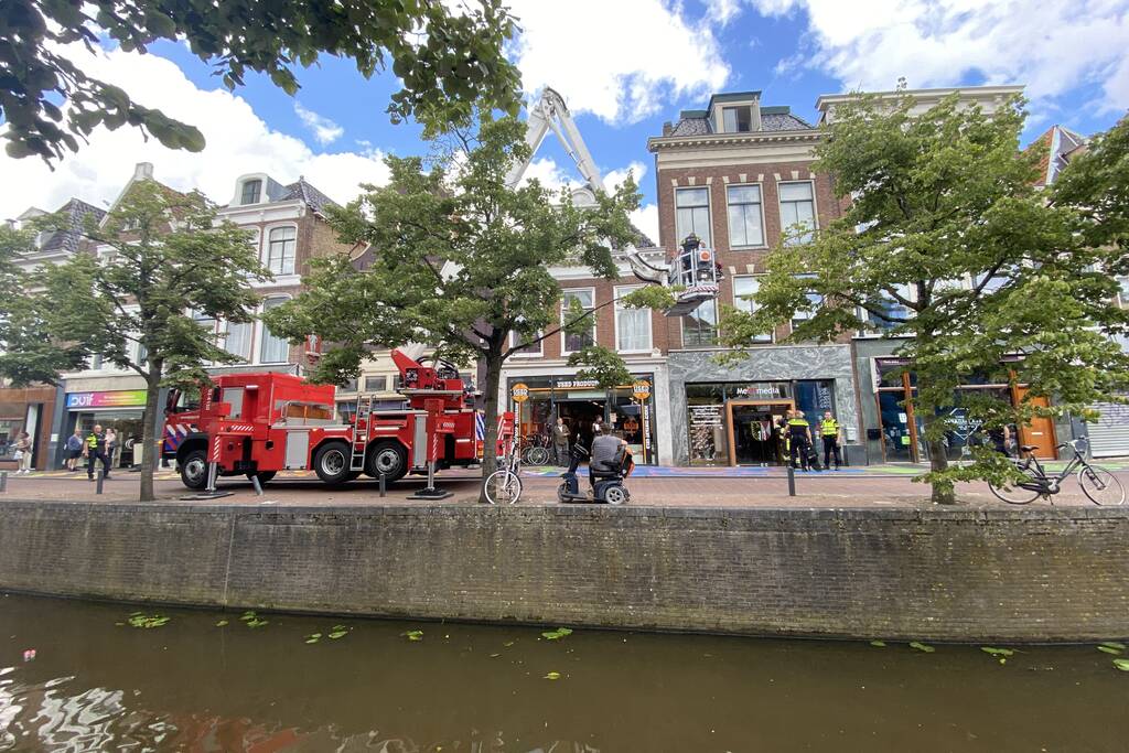 Politie haalt met hoogwerker man van dak