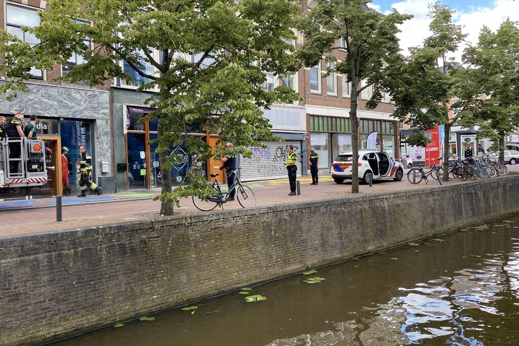 Politie haalt met hoogwerker man van dak