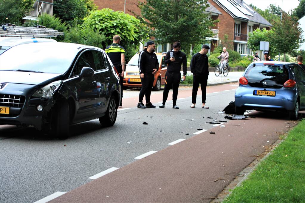 Veel schade bij botsing tussen twee auto's