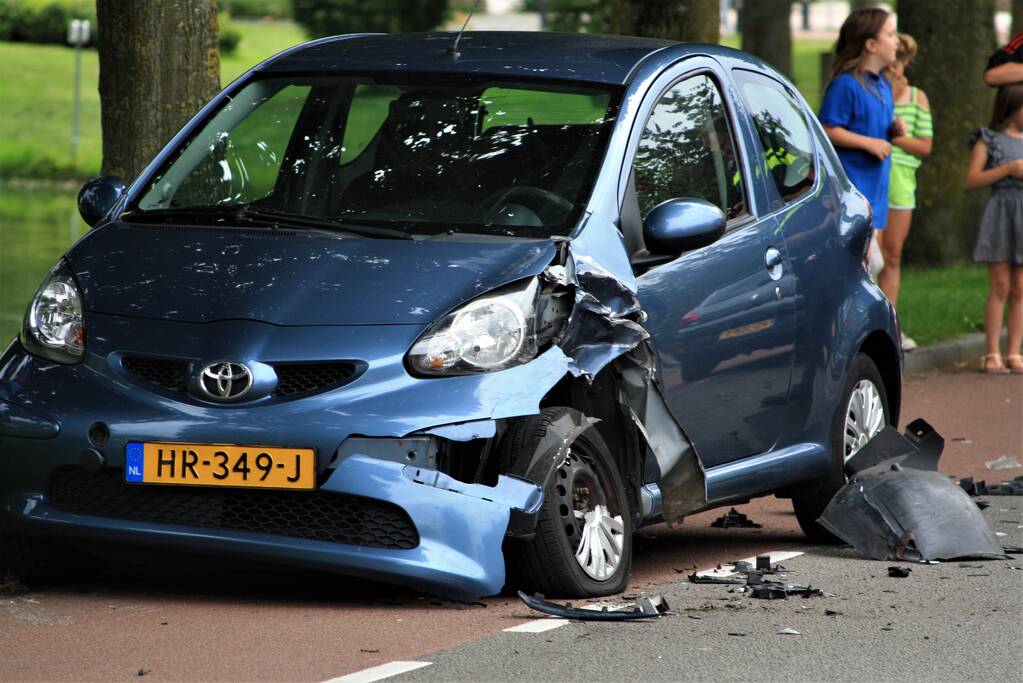 Veel schade bij botsing tussen twee auto's