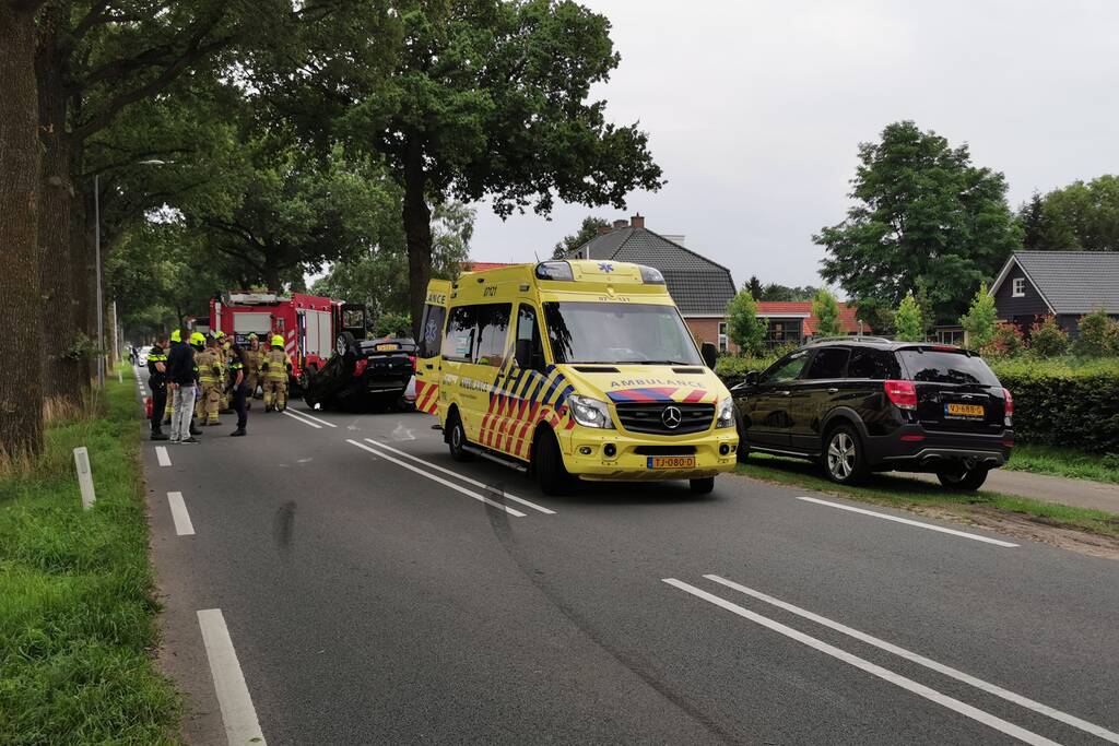 Personenauto raakt ondersteboven door ongeval