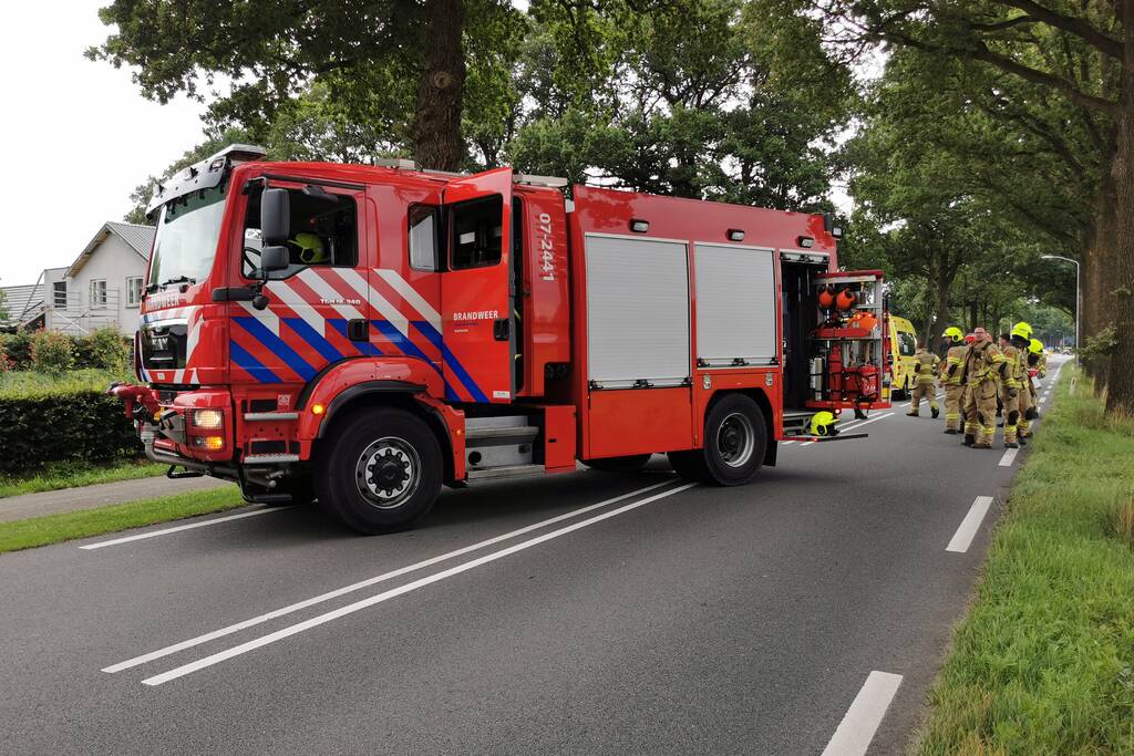 Personenauto raakt ondersteboven door ongeval