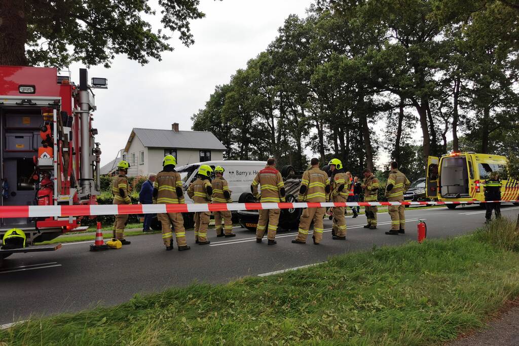 Personenauto raakt ondersteboven door ongeval
