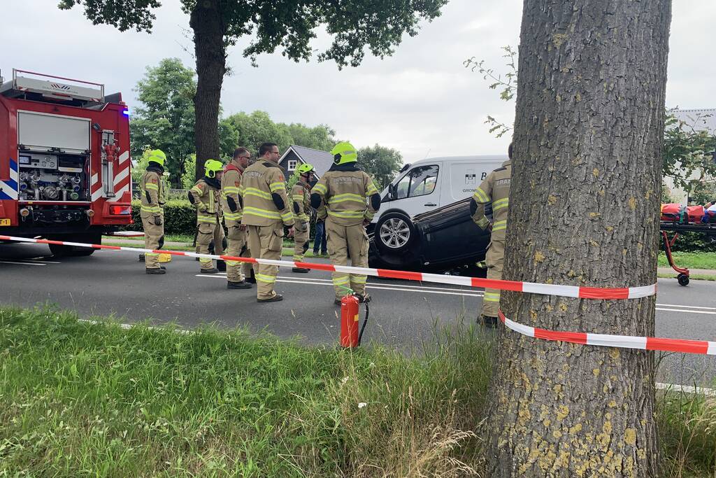Personenauto raakt ondersteboven door ongeval