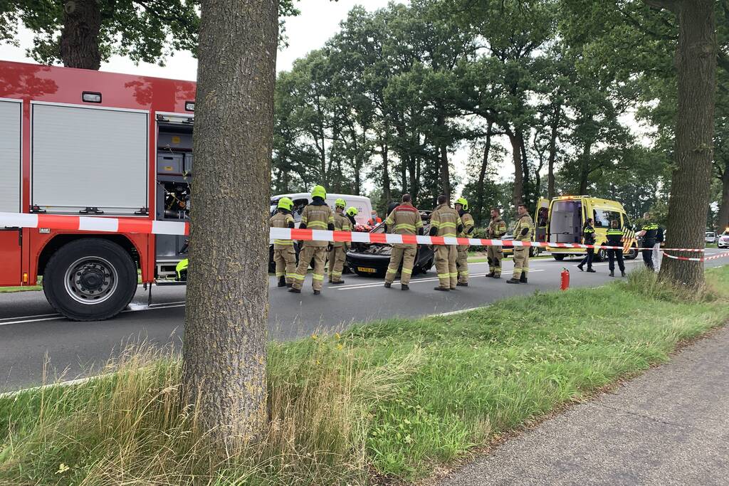 Personenauto raakt ondersteboven door ongeval