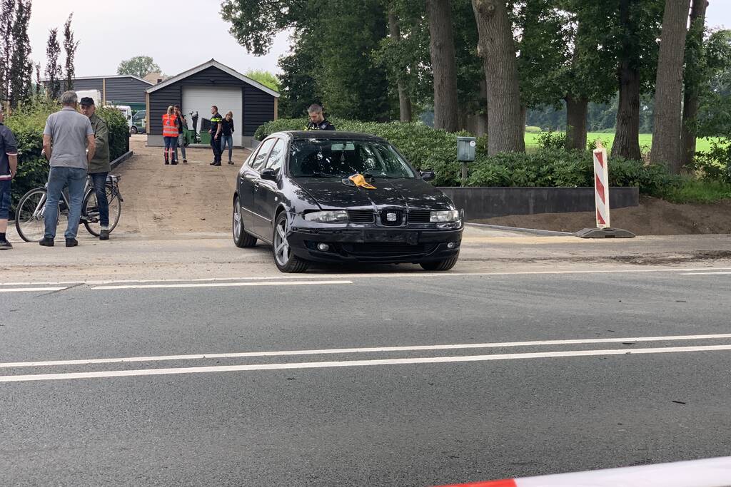 Personenauto raakt ondersteboven door ongeval