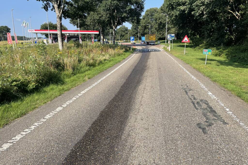 Vrachtwagen rijdt tank lek na stuk ijzer op wegdek