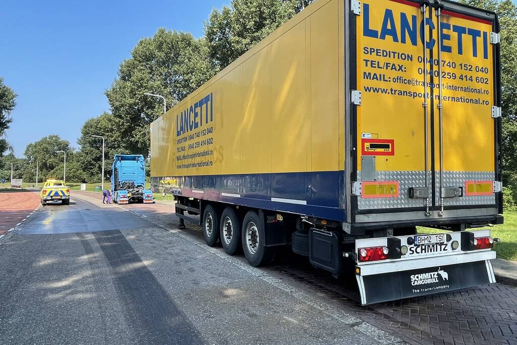 Vrachtwagen rijdt tank lek na stuk ijzer op wegdek