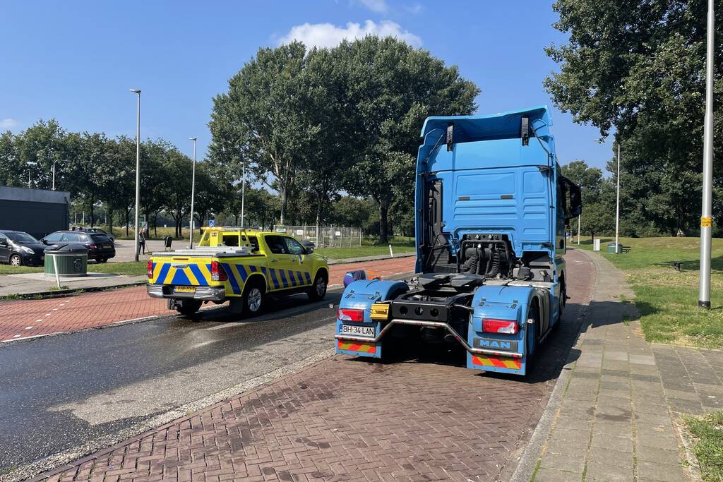 Vrachtwagen rijdt tank lek na stuk ijzer op wegdek