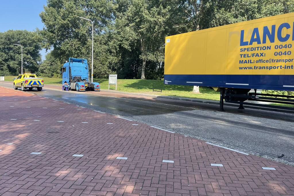 Vrachtwagen rijdt tank lek na stuk ijzer op wegdek