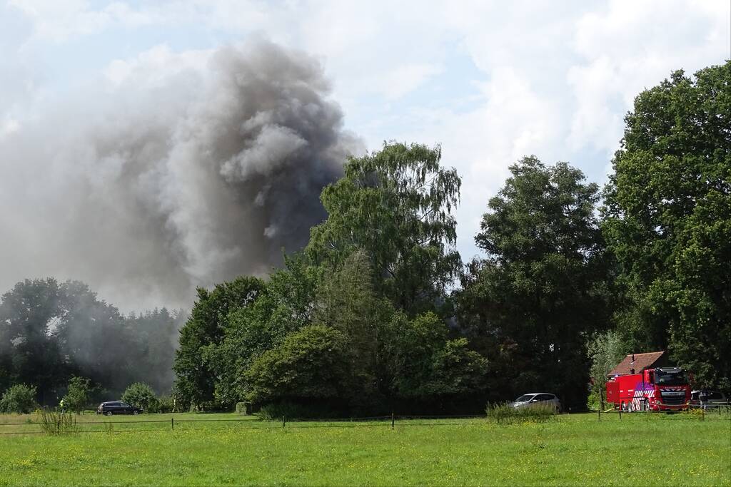 Dikke zwarte rookwolken bij grote brand in schuur