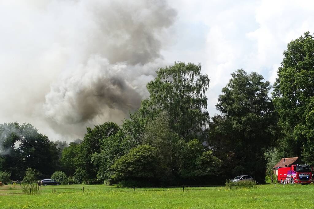 Dikke zwarte rookwolken bij grote brand in schuur