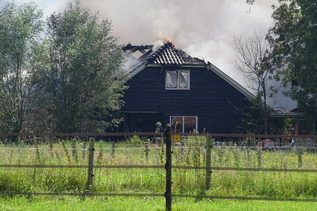 Dikke zwarte rookwolken bij grote brand in schuur