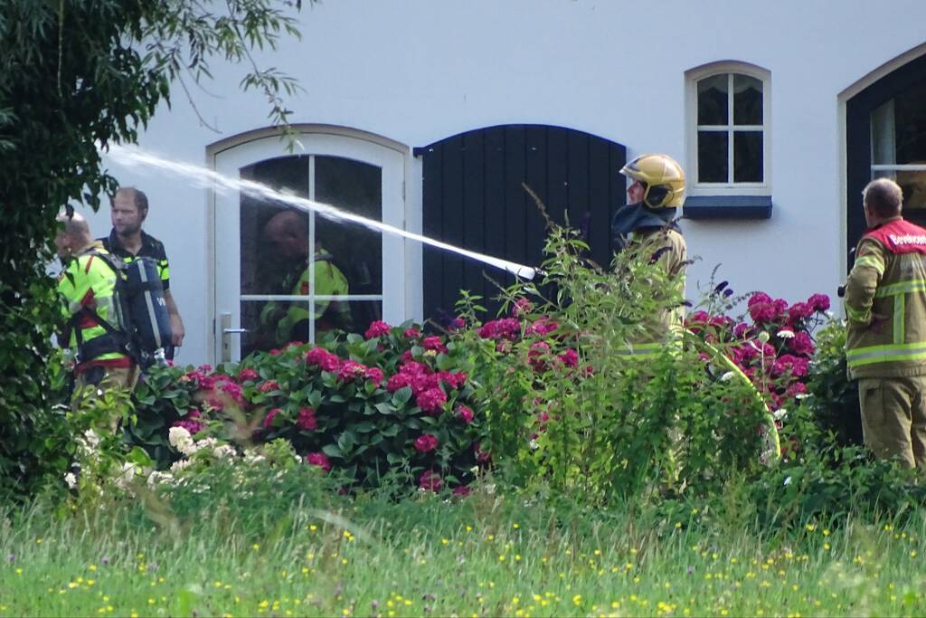 Dikke zwarte rookwolken bij grote brand in schuur