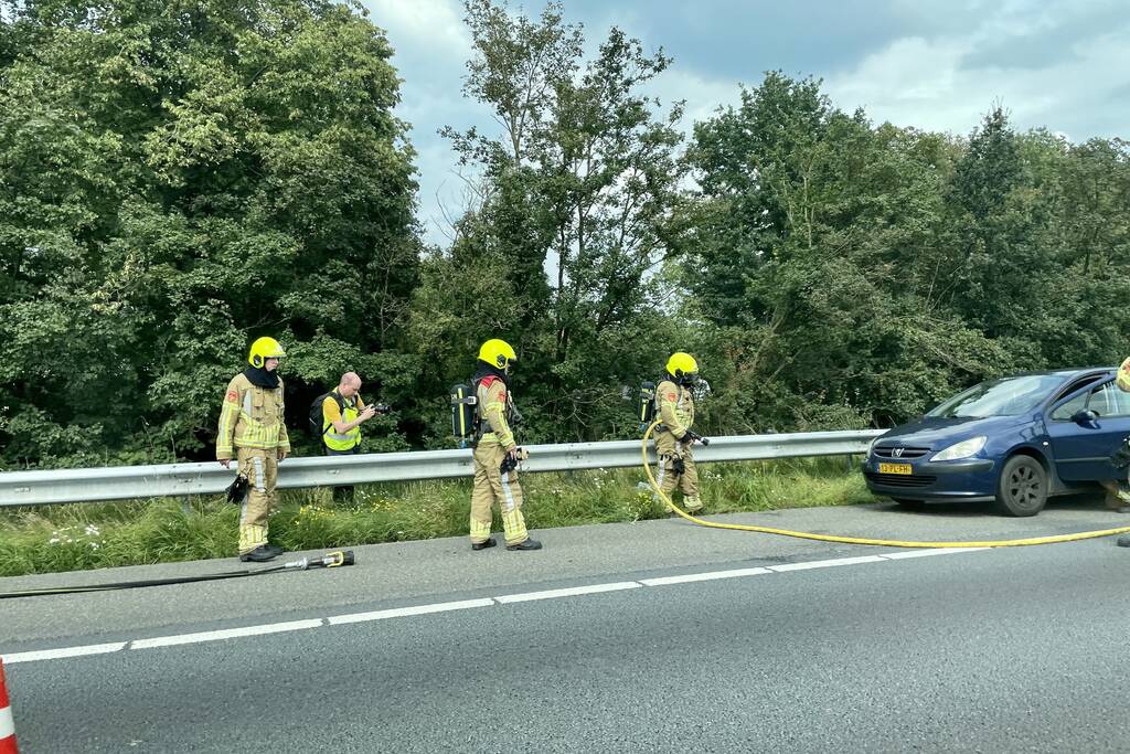 Brandweer blust brand in personenauto