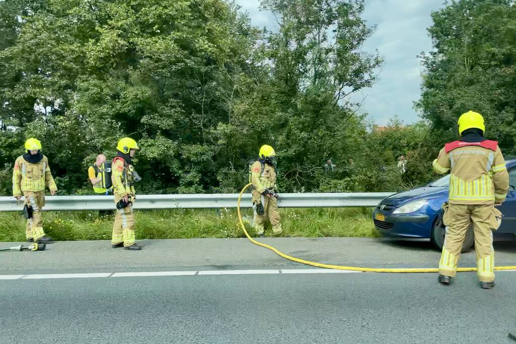 Brandweer blust brand in personenauto