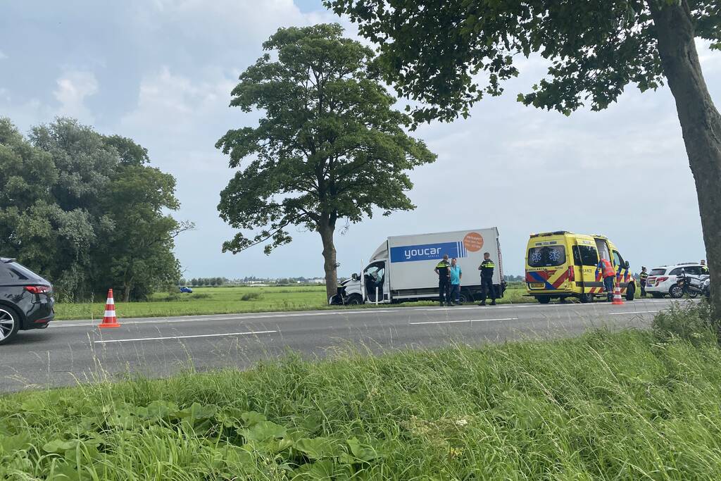 Persoon zwaargewond door botsing tegen boom