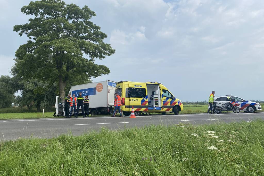 Persoon zwaargewond door botsing tegen boom