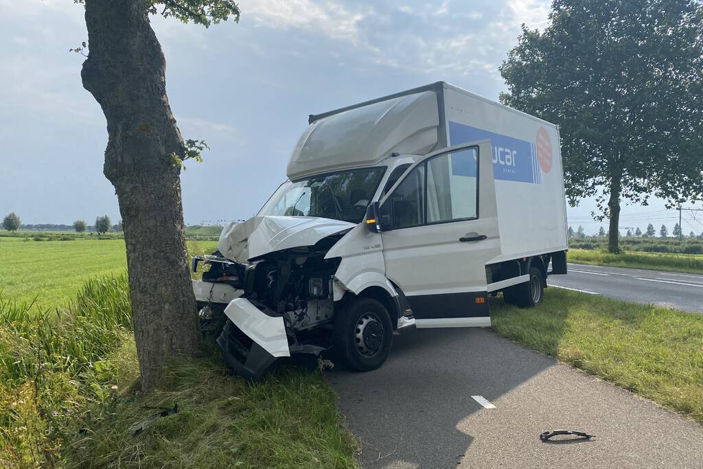 Persoon zwaargewond door botsing tegen boom