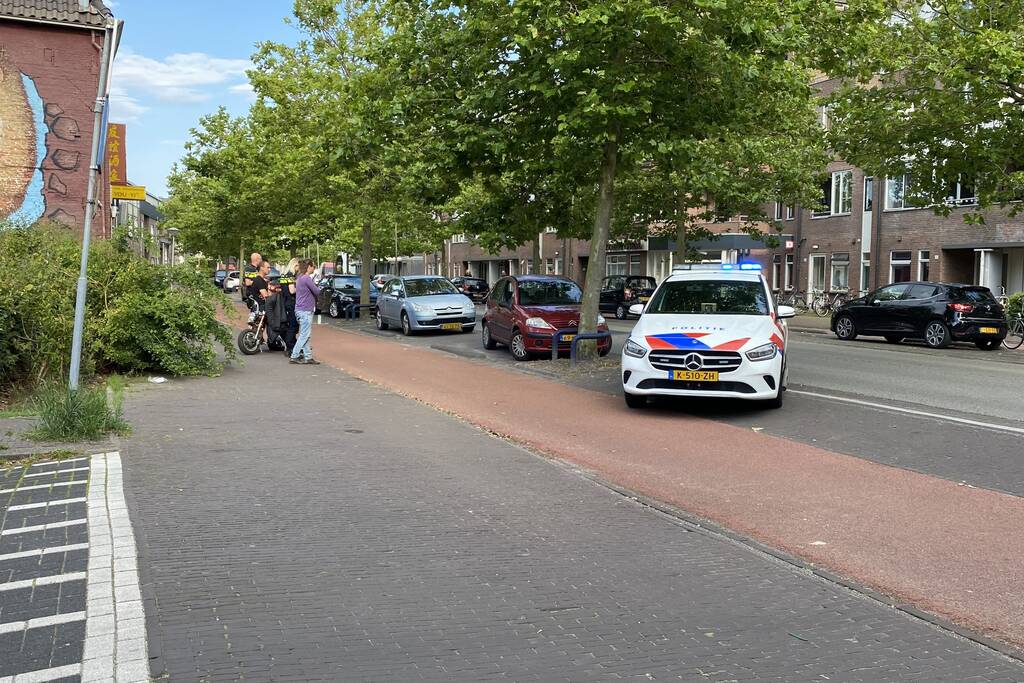 Scooter en personenauto met elkaar in botsing