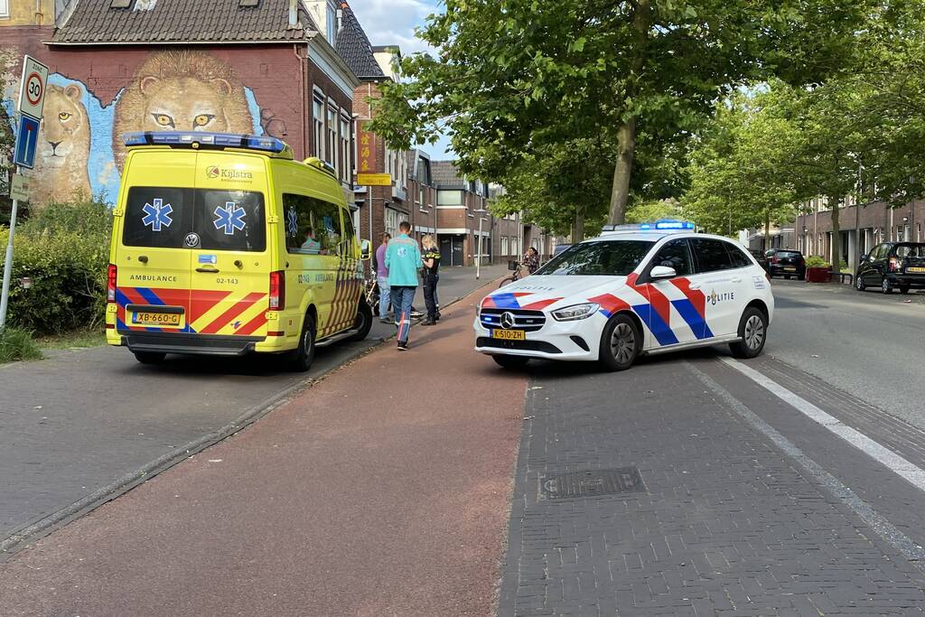 Scooter en personenauto met elkaar in botsing