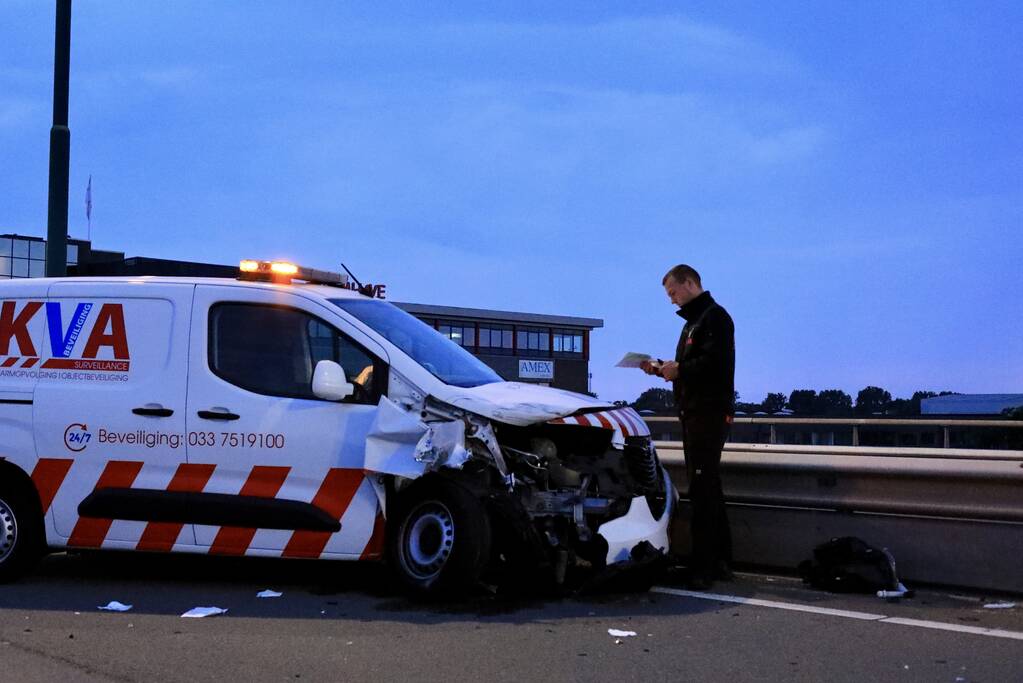 Beveiligingswagen botst op voorganger