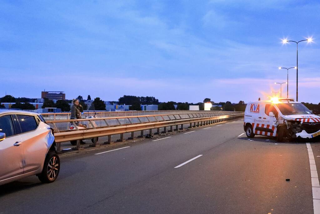 Beveiligingswagen botst op voorganger