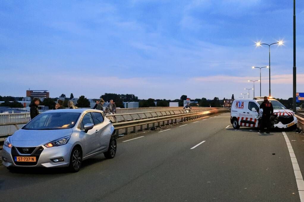 Beveiligingswagen botst op voorganger