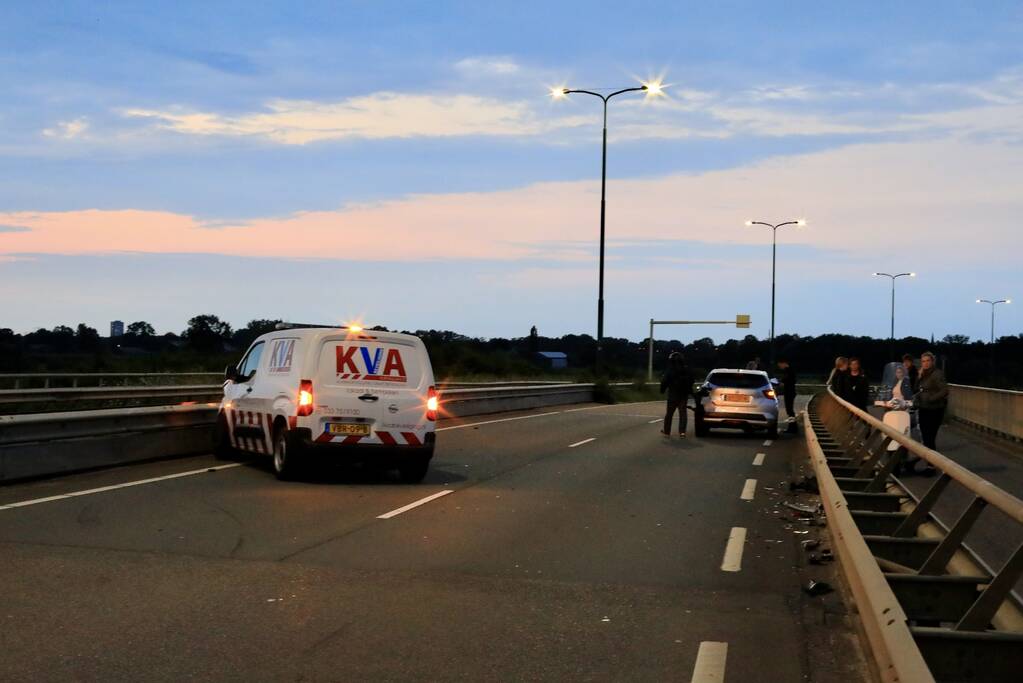 Beveiligingswagen botst op voorganger