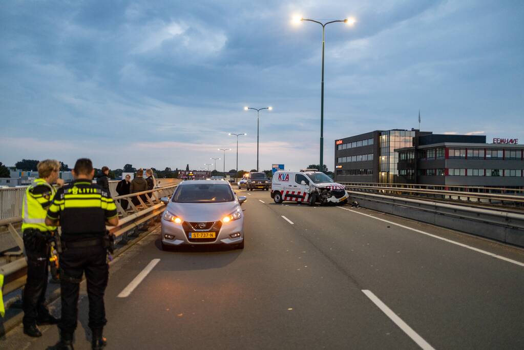 Beveiligingswagen botst op voorganger