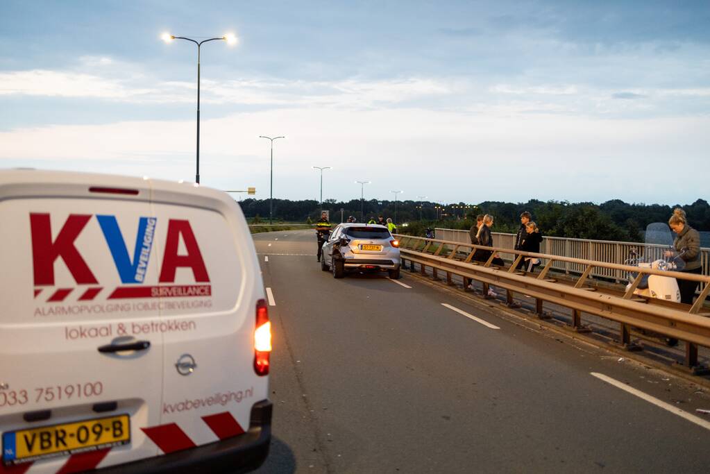 Beveiligingswagen botst op voorganger