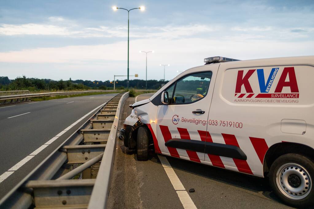 Beveiligingswagen botst op voorganger