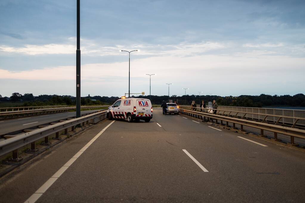 Beveiligingswagen botst op voorganger