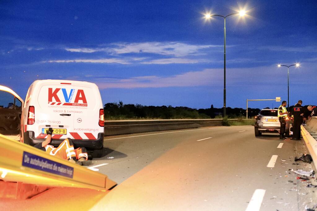 Beveiligingswagen botst op voorganger