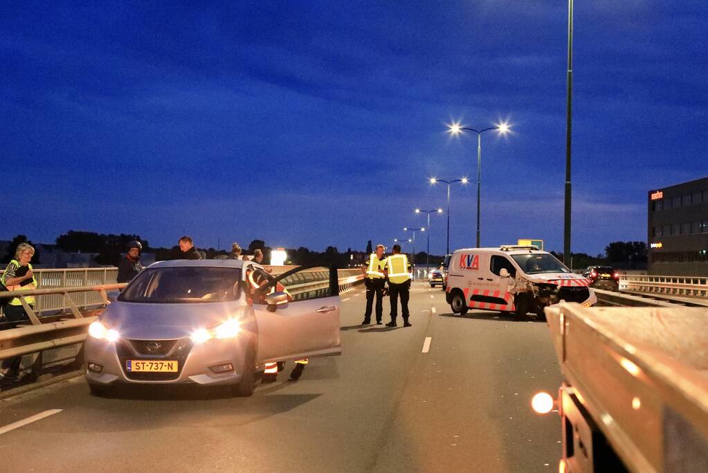 Beveiligingswagen botst op voorganger