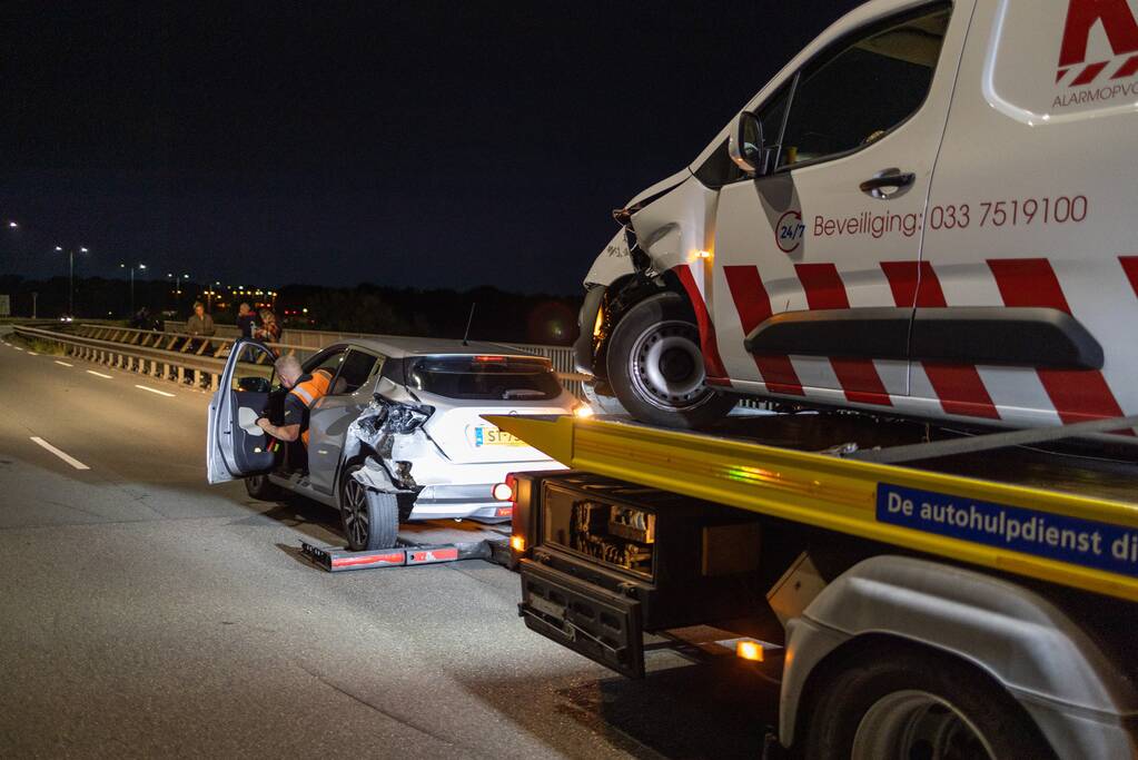 Beveiligingswagen botst op voorganger