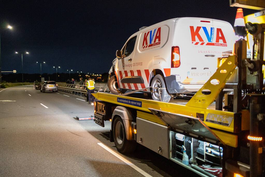 Beveiligingswagen botst op voorganger